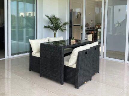 Juego de mesa y sillas Chelsea de aluminio y ratán sintético para exteriores