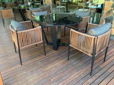 Juego de mesa y sillas Etna de aluminio y ratán sintético para exteriores