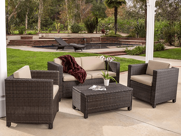 Juego de exterior Metropolitan Chocolate Rústico con estructura de ratán sintético marrón oscuro y almohadones beige, ideal para parques, galerías y jardines amplios.