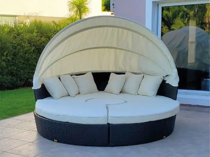 Juego de camastro y sofá-cama con canopy, ideal para exteriores. Sus 4 piezas invitan al descanso